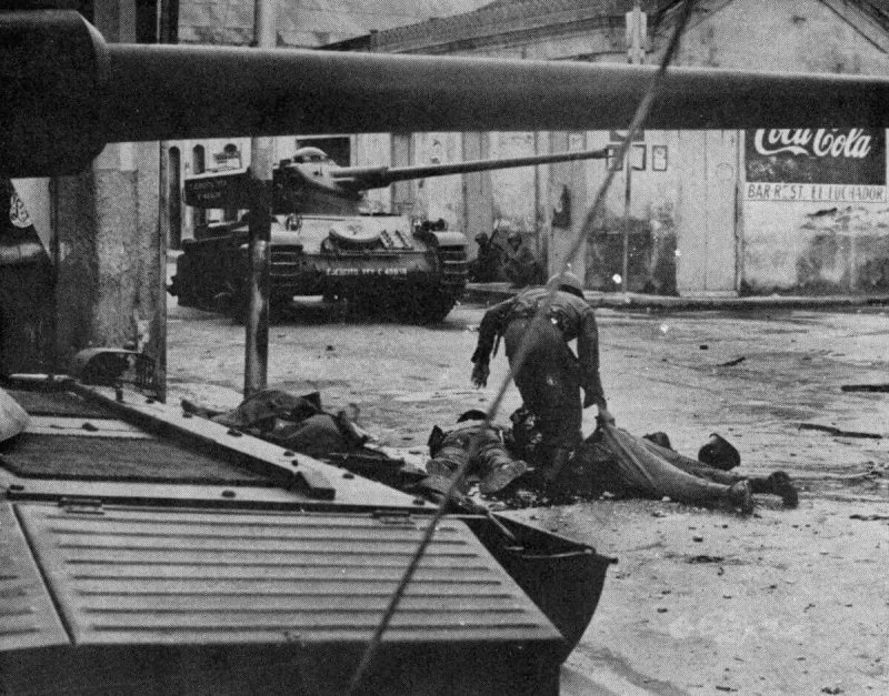Священник Луис Падильо и раненый солдат, 1963 год