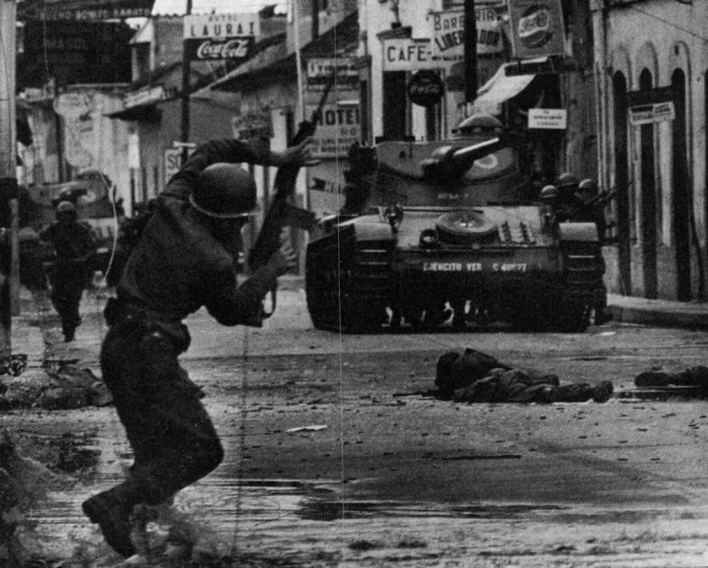 Священник Луис Падильо и раненый солдат, 1963 год