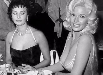 Софи Лорен и Джейн Мэнсфилд - история знаменитой фотографии 1957 года