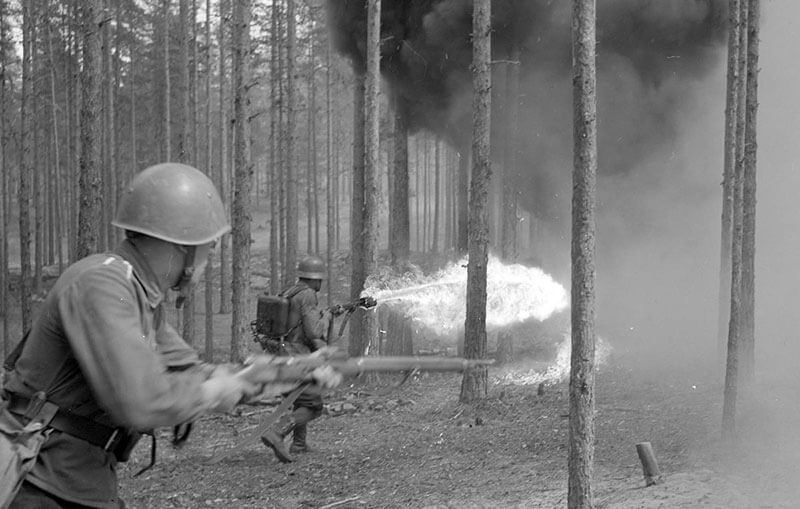 Солдаты с огнеметом в лесу, 1 июля 1942 год - Финляндия, Вторая мировая война