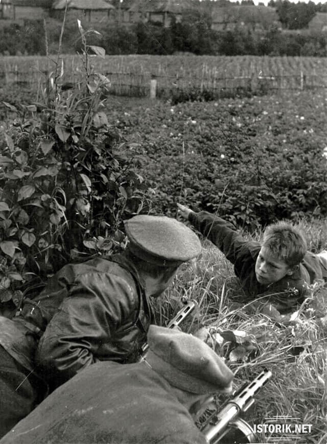 Мальчик сообщает солдатам о местонахождении немцев, 1943 год