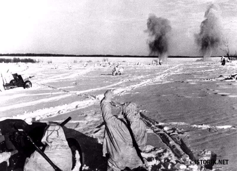 Солдаты в камуфляжной форме на заснеженном поле битвы, 1943