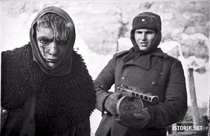 Советский солдат и немецкий пленный, 1943