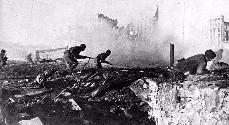 Наступление советских солдат в Сталинграде, 1942
