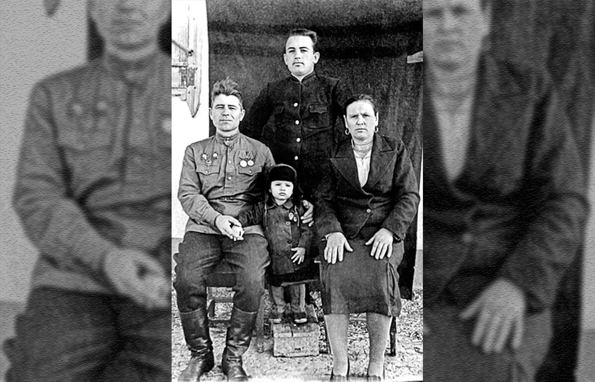 Михаил Горбачев с родителями и младшим братом