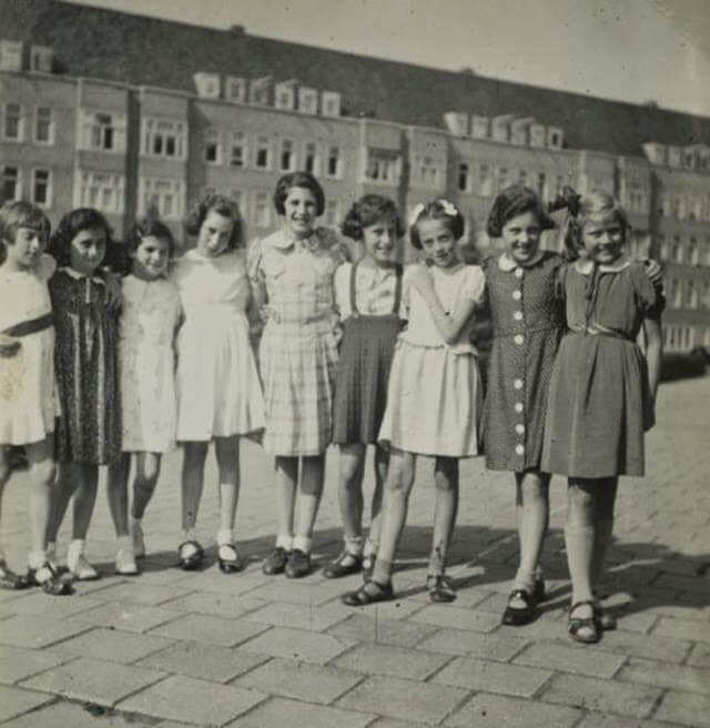 Анна Франк с подругами в школе