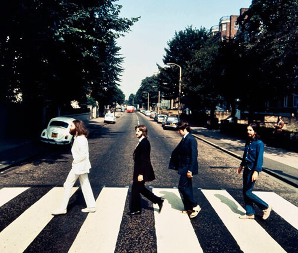 Битлы позируют для фото альбома Abbey Road