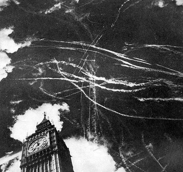 Небо Лондона после ночной битвы истребителей и бомбардировщиков, 1940